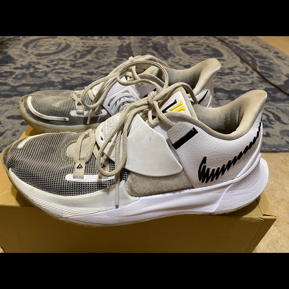 Nike Kyrie 3 Low - White - size 9